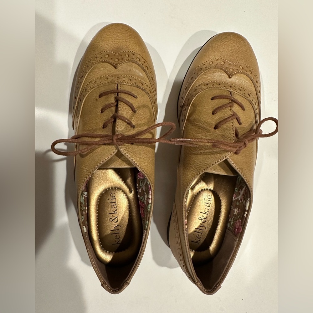 Women’s Kelly and Katie Oxford Shoes Size 6